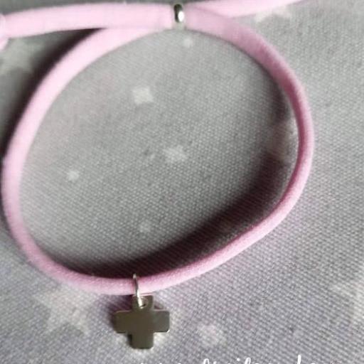 Pulsera de cordón elástico rosa con cruz mini de plata [0]