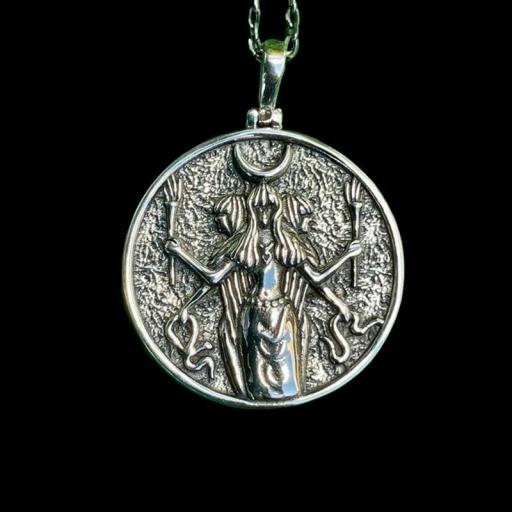 Amuleto - Colgante HECATE Triple Diosa 3 cm - incluye cadena