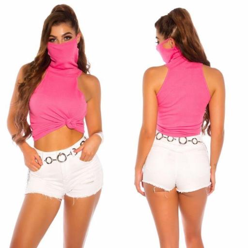 Top de moda con mascarilla rosa [2]