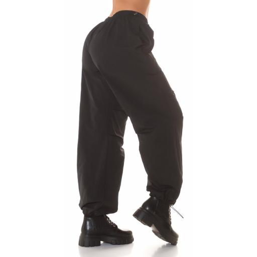 Pantalón negro oversize de mujer [1]