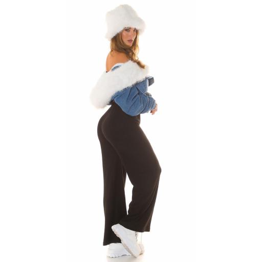 Pantalones negros acampanados y Canalé  [1]