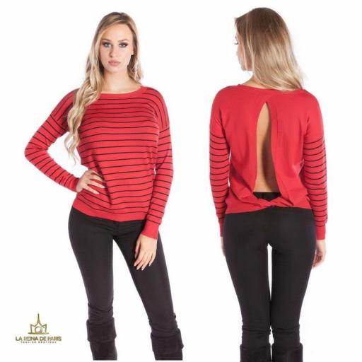 Suéter rojo escotado por detrás