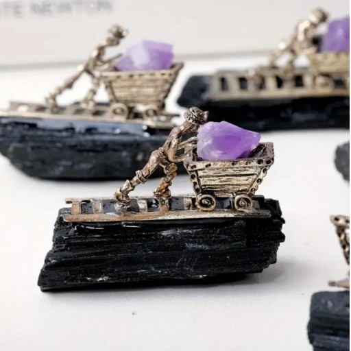 Minero con Amatista sobre Turmalina [3]