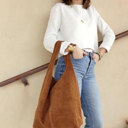 bolso-camel-mujer-usando.jpg [2]