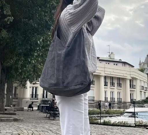 Mujer llevando bolso de ante gris plomo estilo saco [2]