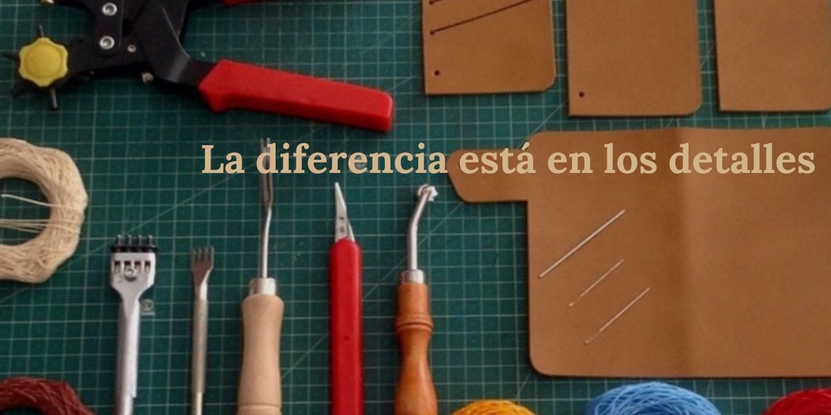 Materiales y herramientas artesanales para crear bolsos de piel únicos.