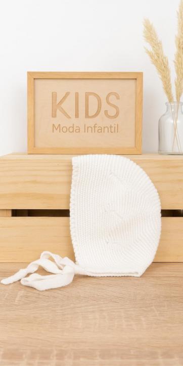 Faldón Largo de Bautizo Bebé Beige Claro en Tul Bordado con Cuerpo de Punto – Fabricación Española  URL: [2]