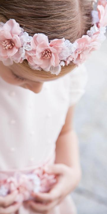 Corona ceremonia niña de flor rosa empolvado y ramilletes blancos Coco Acqua Ceremonia