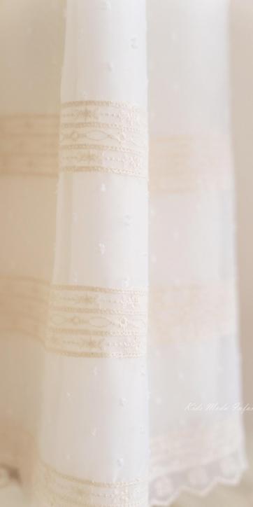 Faldón de bautizo para bebé en plumeti cristal beige con lazo azul manga corta – Familia 7 | Eva Martínez Artesanía | Kids Moda Infantil [4]