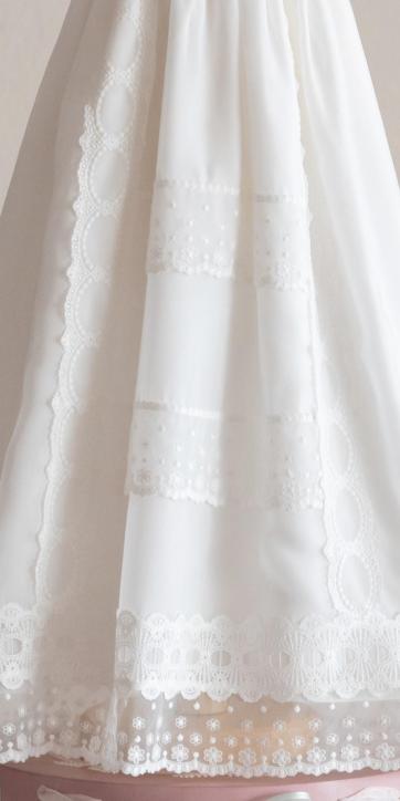 Faldón Bautizo Bebé en Gasa Blanca con Cinta Rosa Empolvado – Familia 6 [1]