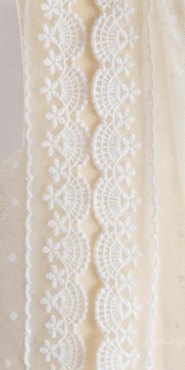 Faldón de bautizo para bebé en tul blanco bordado con lazo verde oliva manga corta – Familia 2 | Eva Martínez Artesanía | Kids Moda Infantil [3]