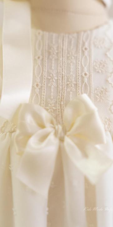 Faldón de bautizo para bebé en plumeti cristal beige con lazo verde oliva manga corta – Familia 7 | Eva Martínez Artesanía | Kids Moda Infantil [6]