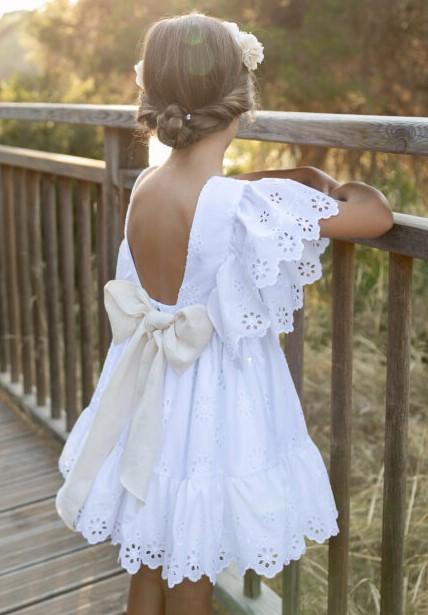 Vestido niña vestir bordado blanco con fajín beige de Coco Acqua