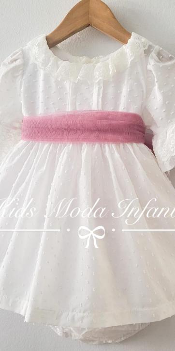vestido ceremonia bebe plumeti blanco roto y fajín tul rosa fuerte de Coco Acqua [1]