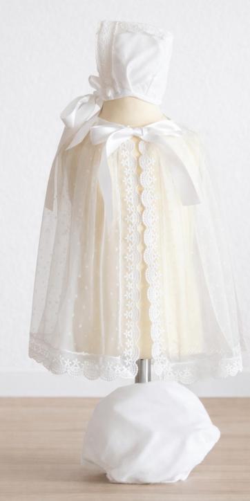 Faldón de bautizo para bebé en tul blanco bordado con lazo verde oliva manga corta – Familia 2 | Eva Martínez Artesanía | Kids Moda Infantil [1]