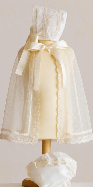 Pelele de bautizo bebé en tul beige con topos y puntillas bordadas – Eva Martínez Artesanía [1]