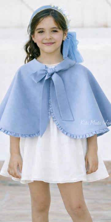 Vestido de ceremonia y arras para niña en tono blanco roto con fajín de tul azul celeste | Eva Martínez Artesanía [1]