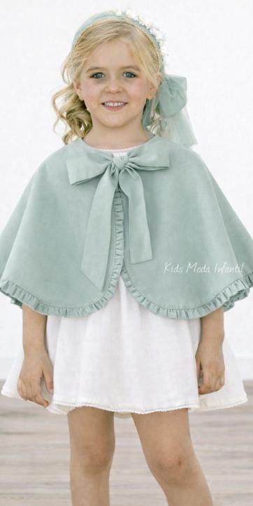 Vestido de ceremonia y arras en blanco roto con delicado fajín de tul verde empolvado | Eva Martínez Artesanía [1]