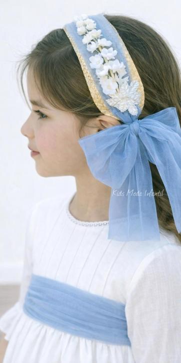 Vestido de ceremonia y arras para niña en tono blanco roto con fajín de tul azul celeste | Eva Martínez Artesanía [5]