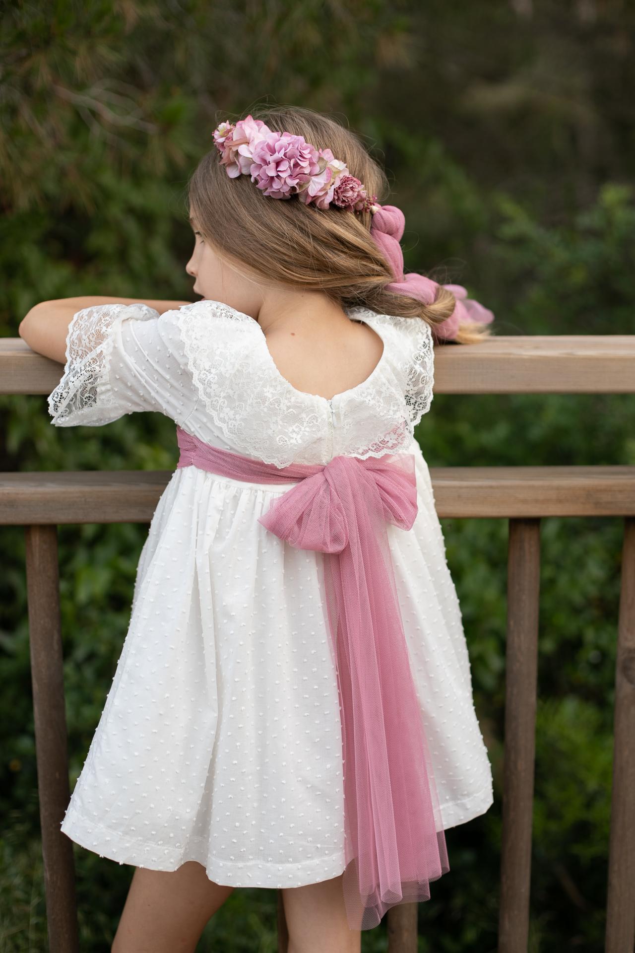 Vestido ceremonia niña plumeti blanco roto y fajín tul rosa frambuesa de Coco Acqua