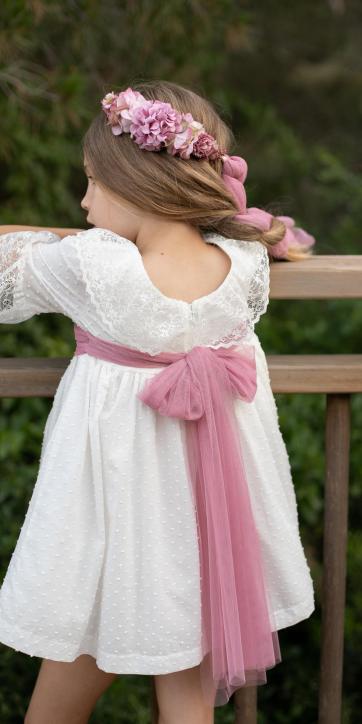 Vestido ceremonia niña plumeti blanco roto y fajín tul rosa frambuesa de Coco Acqua