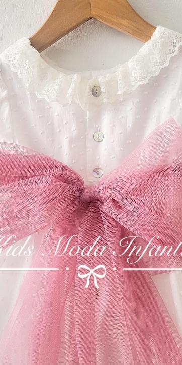 vestido ceremonia bebe plumeti blanco roto y fajín tul rosa fuerte de Coco Acqua [3]