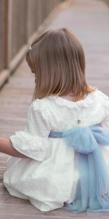 Vestido ceremonia niña plumeti blanco roto y fajín tul azul de Coco Acqua [1]