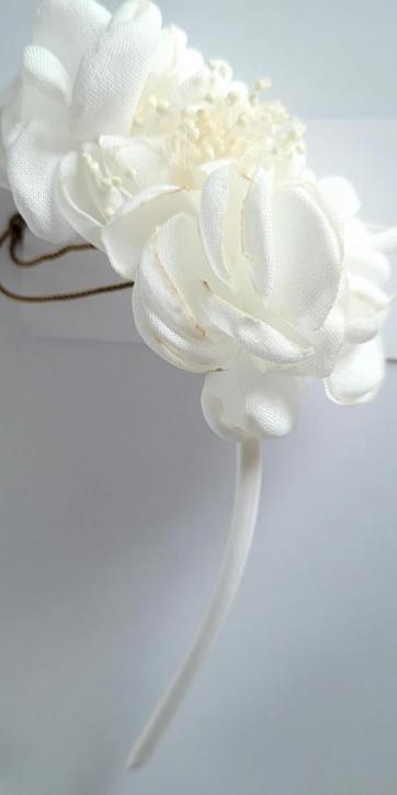 Diadema ceremonia niña con flores blanco roto y ramilletes secos beige Coco Acqua Ceremonia