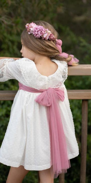 Vestido ceremonia niña plumeti blanco roto y fajín tul rosa frambuesa de Coco Acqua [2]