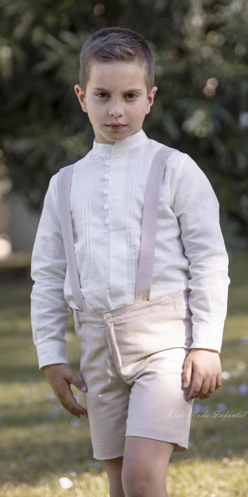 Conjunto ceremonia niño camisa lino beige y bermuda con tirantes camel de Eva Martínez Artesanía 38541-38581