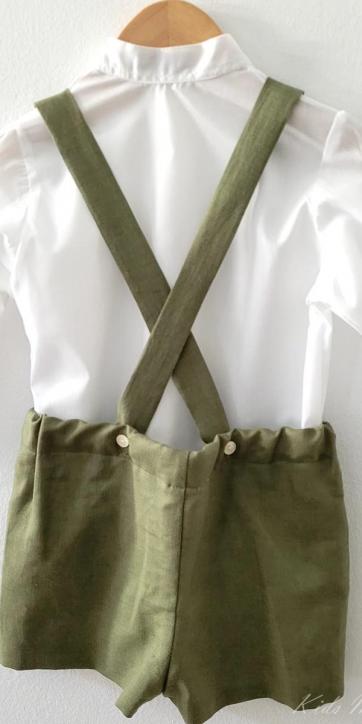 Conjunto ceremonia niño camisa y peto con tirantes verde oliva de Eva Martinez Artesania [4]