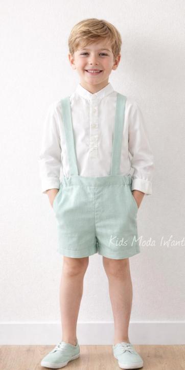 Conjunto ceremonia niño camisa y peto con tirantes verde empolvado empolvado de Eva Martinez Artesania