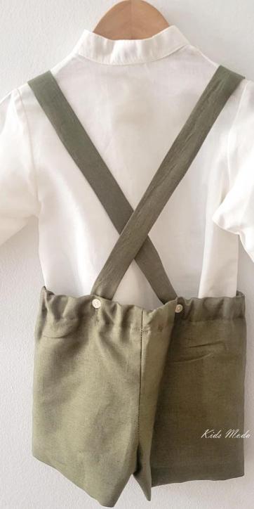 Conjunto ceremonia niño camisa y peto con tirantes verde oliva de Eva Martinez Artesanía