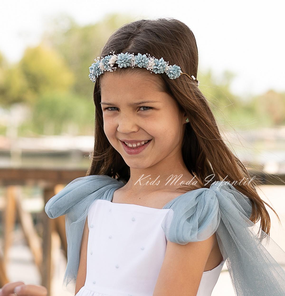 Corona ceremonia niña de flores pequeñas azules y ramilletes beige Coco Acqua Ceremonia