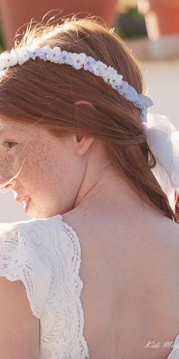 Tiara Comunión Niña LILY Flores Blanco Roto y Azul Gris – Eva Martínez Artesanía [0]
