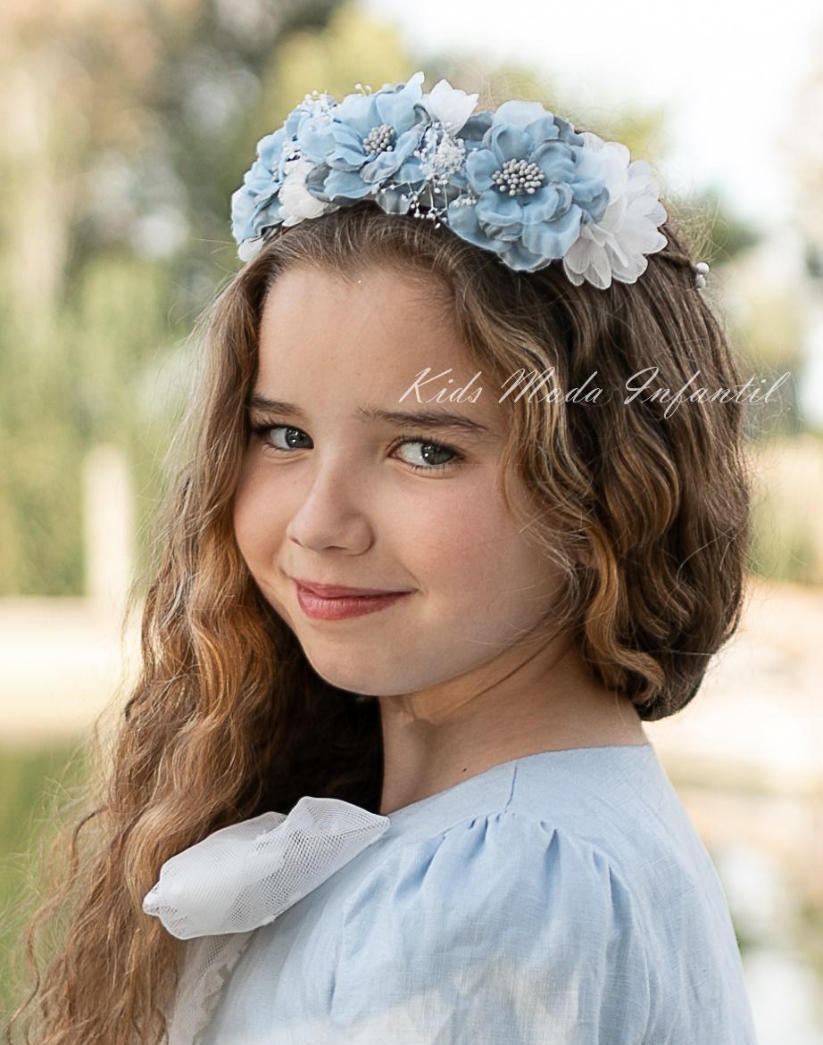 Corona ceremonia niña de flores azules empolvado, blancas y ramilletes beige Coco Acqua Ceremonia