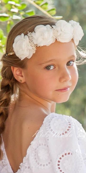 Corona ceremonia niña de flores blancas y ramilletes beige Coco Acqua Ceremonia