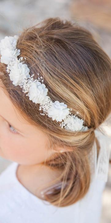 Corona ceremonia niña de flores pequeñas blanco y ramilletes secas beige Coco Acqua Ceremonia [1]