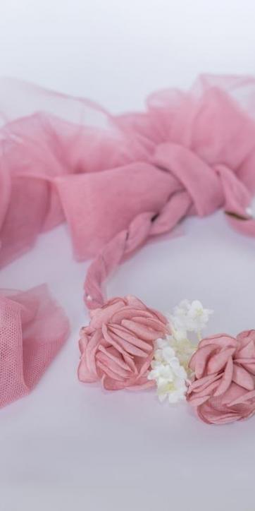 Corona niña ceremonia con flores rosa con lazada de tul rosa fuerte Coco Acqua