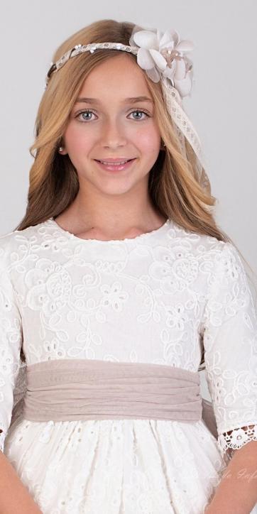 Vestido de Comunión Nekenia 2621814 con Fajín Camel – Colección 2026 [1]