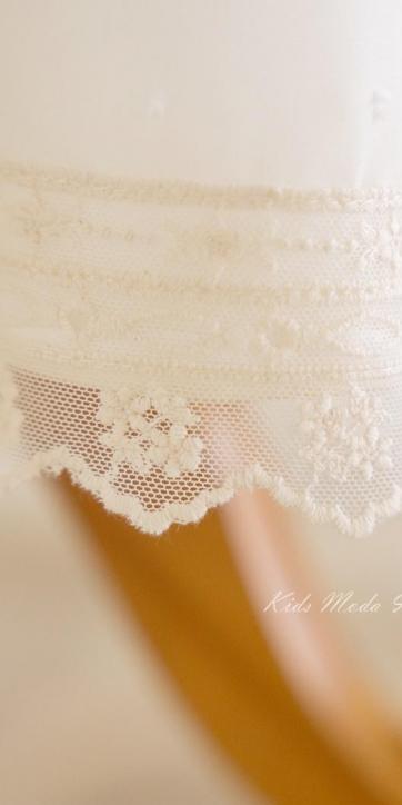 Faldón de bautizo para bebé en plumeti cristal beige con lazo beige manga corta – Familia 7 | Eva Martínez Artesanía | Kids Moda Infantil [3]