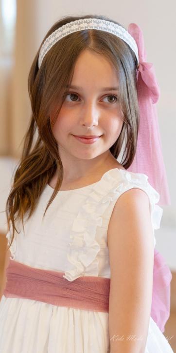 Diadema Ceremonia y Arras Niña con Puntilla Bordada Beige y Lazo de Tul Rosa Fuerte – Eva Martínez Artesanía | Familia 6