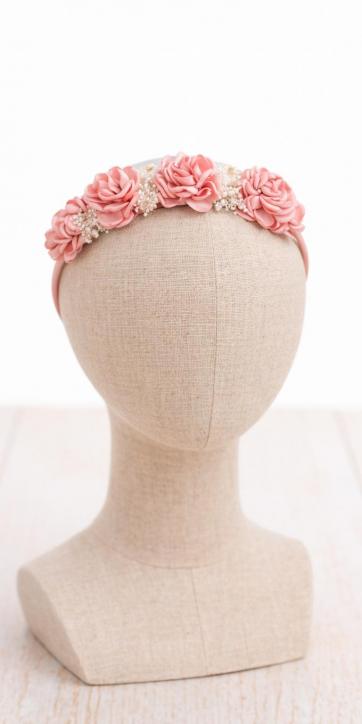 Diadema ceremonia niña con flores rosa empolvado y ramilletes beige Coco Acqua Ceremonia 2011080197