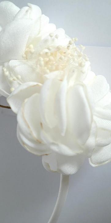 Diadema ceremonia niña con flores blanco roto y ramilletes secos beige Coco Acqua Ceremonia [1]