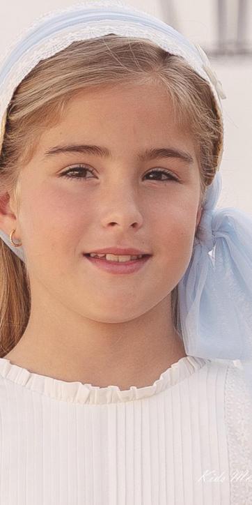 Capota-Diadema de Comunión “Lucía” – Mimbre, Puntilla Bordada y Tul Celeste | Eva Martínez Artesanía [1]