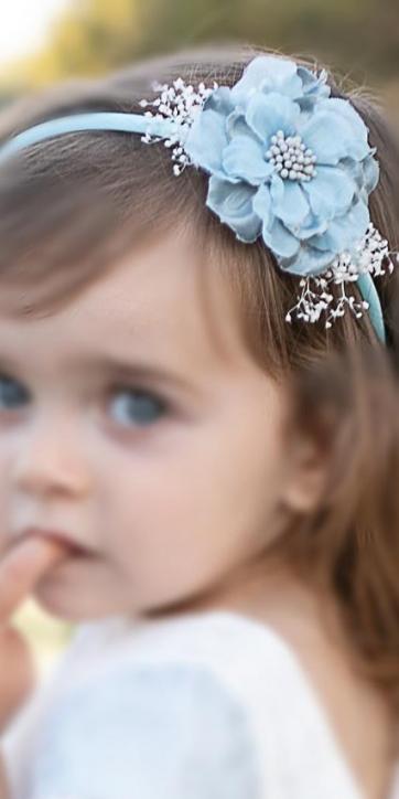 Diadema ceremonia niña con flor azul y flores secas beige Coco Acqua Ceremonia [2]