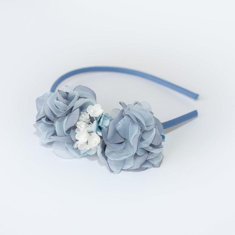 Diadema ceremonia niña con flores azul atenuado, flores blancas y azul Coco Acqua