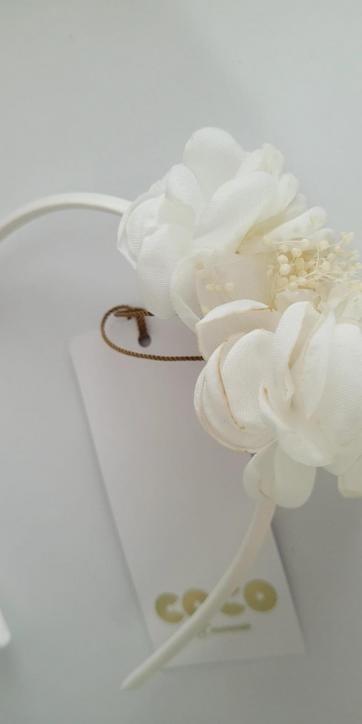 Diadema ceremonia niña con flores blanco roto y ramilletes secos beige Coco Acqua Ceremonia [4]