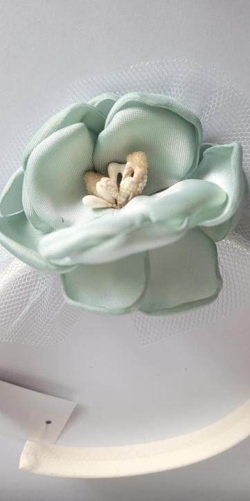Diadema niña ceremonia con flor verde agua y detalles beige Basmarti [3]