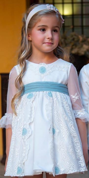 Vestido niña arras y ceremonia de tul beige con bordados y fajín verde empolvado de Eva Martínez Artesanía